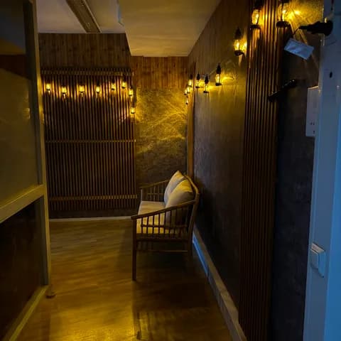 Nordic Thai Wellness -salongin tunnelmallinen aula lämpimine valaisimineen